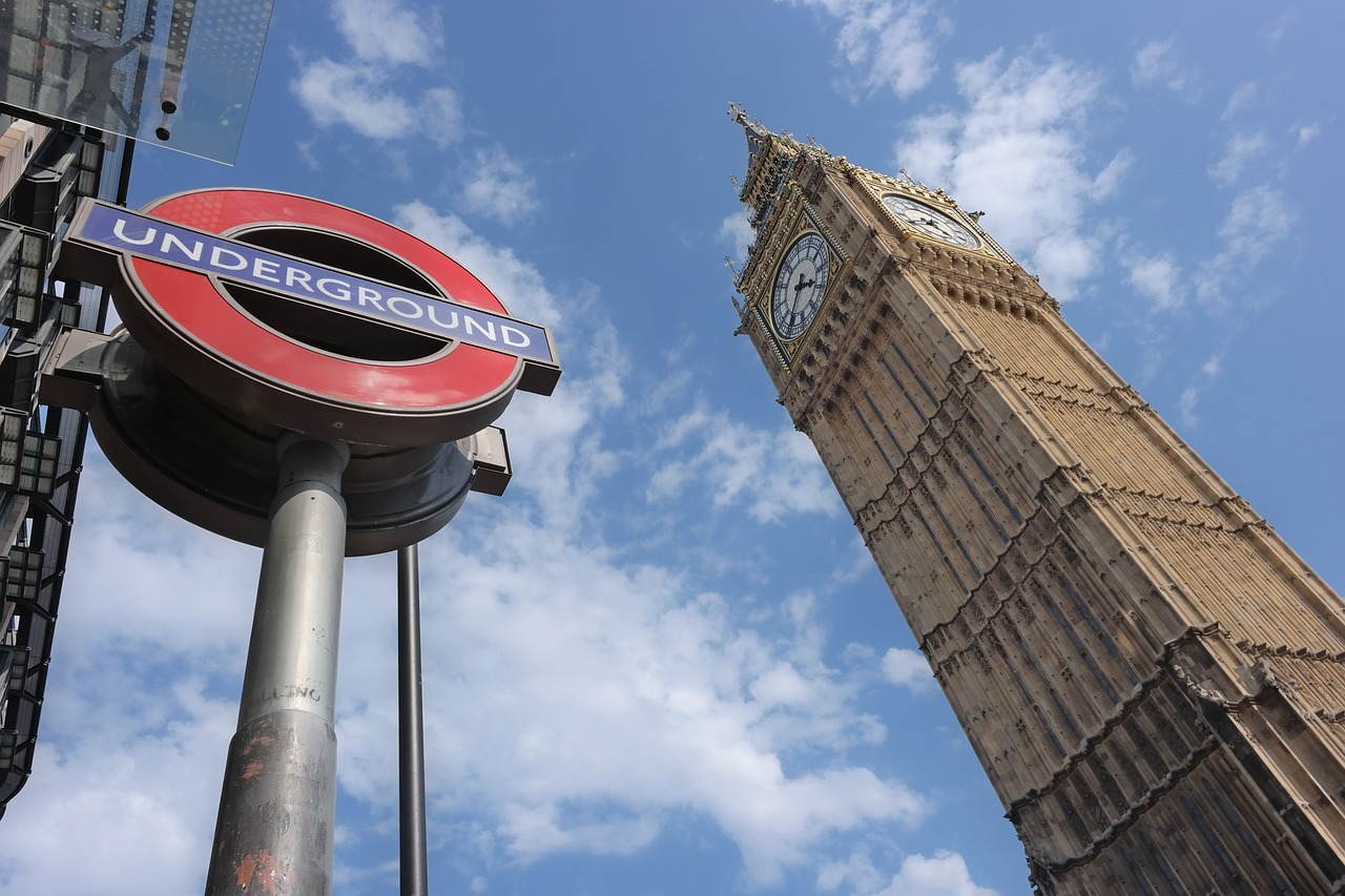 英国反移民骚乱现场现大量纳粹符号