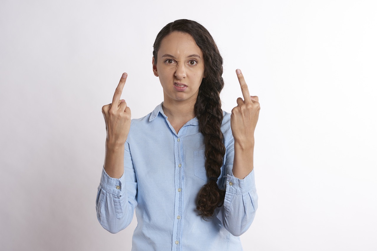 瑞典女记者被罚，冲撞王楚钦引发争议