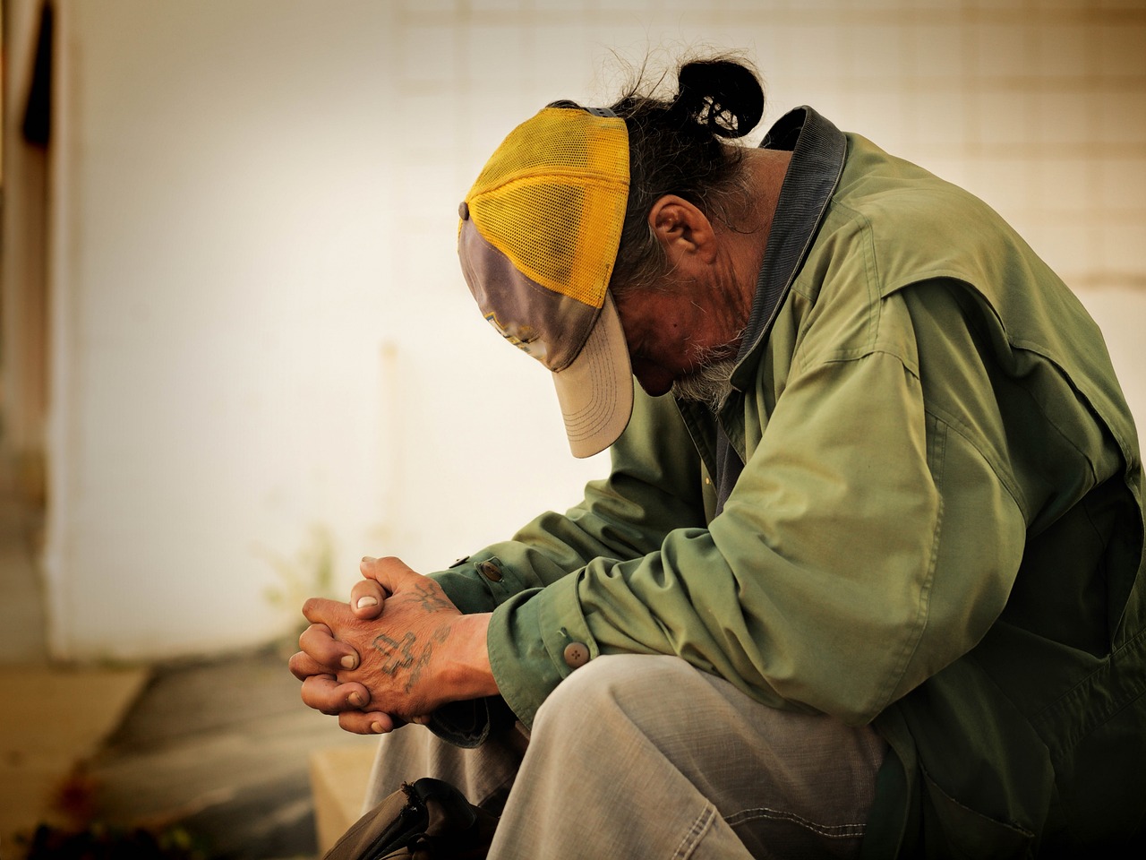 近日，一名男子在慈善总会避雨时，被保安赶出的事件引起了社会的广泛关注。该男子在慈善总会门口躲雨时，被保安发现后赶出，该男子自称是慈善总会的志愿者，并声称自己正在为慈善事业做出贡献，但保安却认为他是闲杂人等。