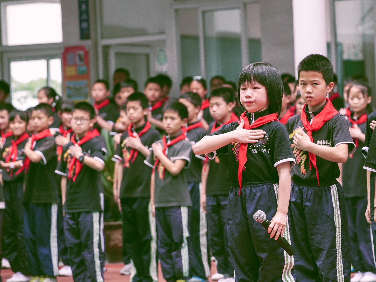 近日，某中学食堂因未订校餐的学生只能在操场上吃饭的事件引起了社会的广泛关注。对于这一事件，不同人群表达了不同的看法和态度。本文将从多个角度对此进行评述。