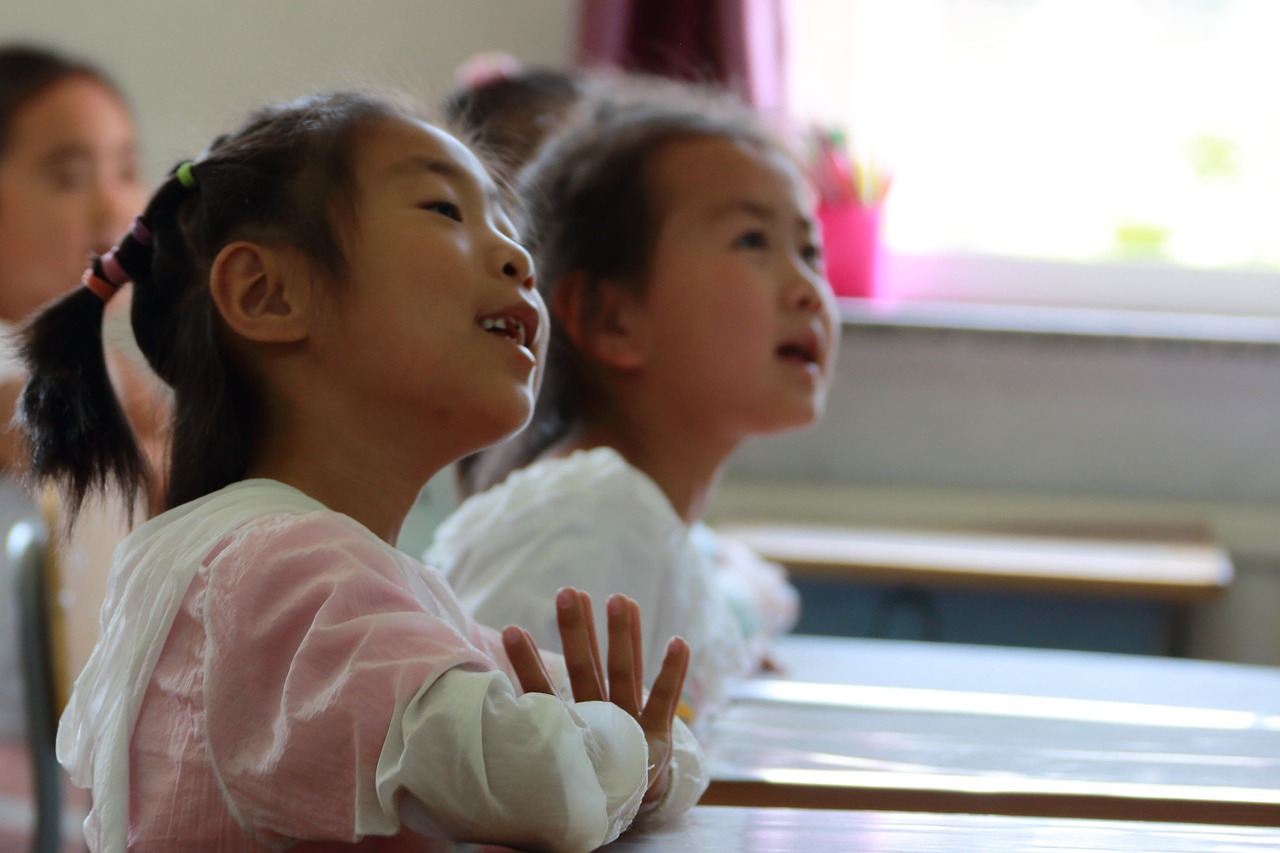 媒体评小学老师带儿子闯教室打学生，教育暴力何时休？