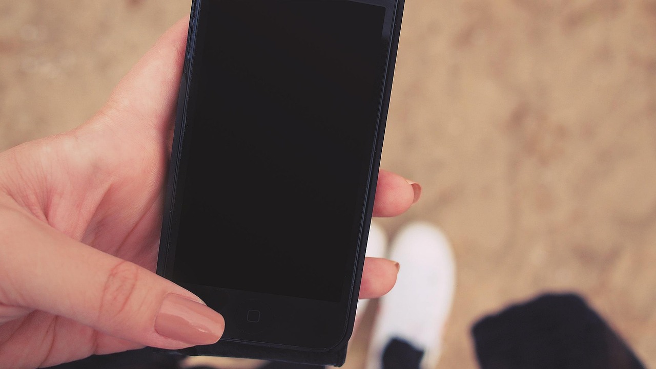 小米15 Ultra海外售价超iPhone，一场高端市场的激烈较量
